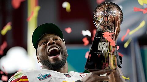 Kansas City Chiefs Defensive End Carlos Dunlap feiert mit der Vince Lombardi Trophy.