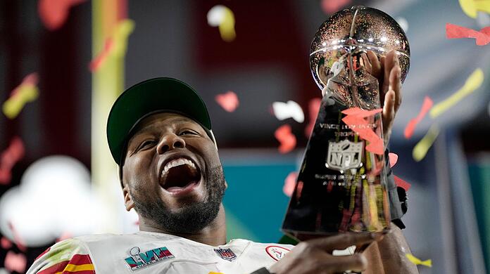 Kansas City Chiefs Defensive End Carlos Dunlap feiert mit der Vince Lombardi Trophy.