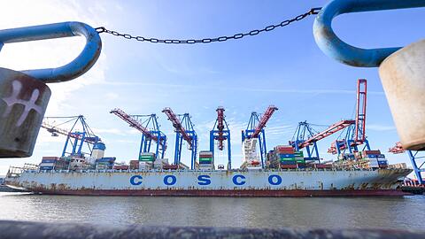 Das Containerschiff "Cosco Pride" der chinesischen Reederei Cosco Shipping liegt am Containerterminal Tollerort.