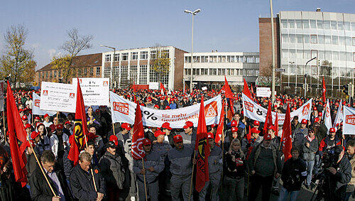 Über 5600 Metaller nahmen gestern an der Streik-Kundgebung in der Nürnberger Südstadt teil. Über 5600 Metaller nahmen gestern an der Streik-Kundgebung in der Nürnberger Südstadt teil.
