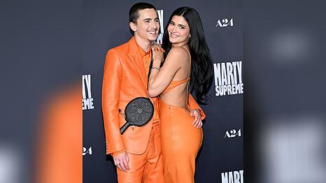 Timoth&eacute;e Chalamet und Kylie Jenner posierten am Montag im Samuel Goldwyn Theater in Beverly Hills im Partnerlook und &uuml;bergl&uuml;cklich.