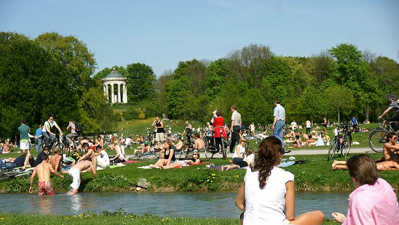 Monopteros hier, Wolkenkratzer da: Der Englische Garten (links) ist 100 Jahre älter als der Central Park von New York – und sogar ein bisschen größer. Monopteros hier, Wolkenkratzer da: Der Englische Garten (links) ist 100 Jahre älter als der Central Park von New York – und sogar ein bisschen größer.