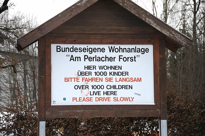 Ein Schild weist darauf hin, dass in der &bdquo;Wohnanlage am Perlacher Forst&ldquo; viele Kinder wohnen.