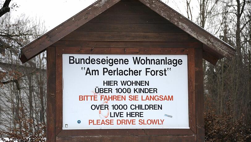 Ein Schild weist darauf hin, dass in der „Wohnanlage am Perlacher Forst“ viele Kinder wohnen. Ein Schild weist darauf hin, dass in der „Wohnanlage am Perlacher Forst“ viele Kinder wohnen.