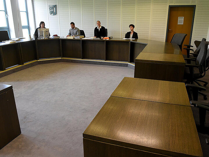 Blick am 20.05.2015 auf die leere Anklagebank im Amtsgericht in Kiel. (Symbolbild)