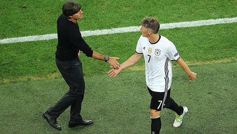 Bastian Schweinsteiger und Bundestrainer Joachim Löw verband ein vertrautes Verhältnis. Bastian Schweinsteiger und Bundestrainer Joachim Löw verband ein vertrautes Verhältnis.