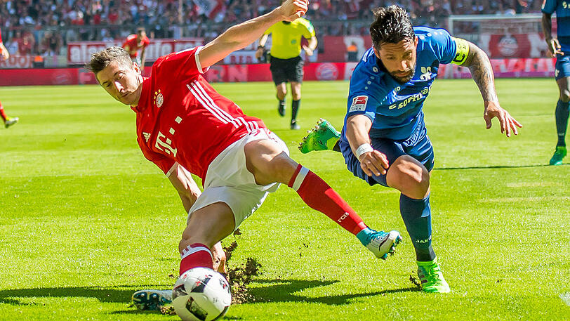 ROBERT LEWANDOWSKI - Note 5: Robert Lewandowski Note 5: Allein mit mehr Toren in der Liga als ganz Darmstadt (28:26), hätte diese Statistik ausbauen können. Doch dem jungen Papa von Töchterchen Klara fehlte die Frische im Abschluss: Köpfte aus guter Position zweimal vorbei (36., 54.). Bitter: Der Dortmunder Rivale Aubameyang traf und zog in der Schützenliste gleich.