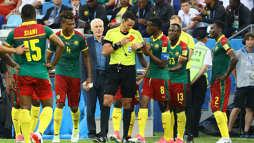 Erst im zweiten Anlauf gab Schiedsrichter Wilmar Roldan dem richtigen Spieler Kameruns die Rote Karte.