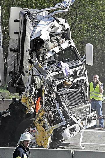 Der 45-jährige Fahrer des Lkws ist schwer verletzt.