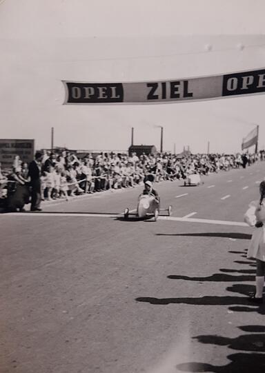 Rasant: Seifenkistlrennen auf der Friedenheimerbrücke 1952.