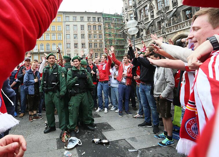 Bilder von der Meisterschaftsfeier des FC Bayern am Marienplatz.