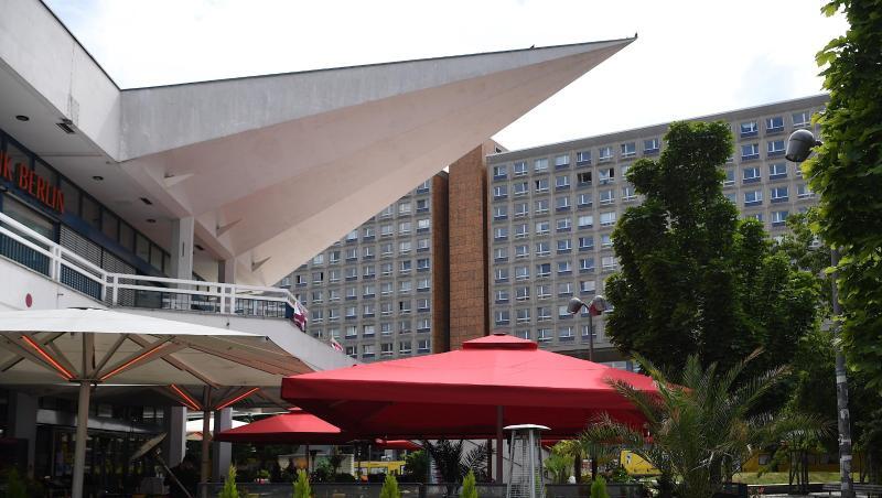 Das Restaurant "MIO Berlin" direkt unter dem Fernsehturm am Alexanderplatz. Das Restaurant "MIO Berlin" direkt unter dem Fernsehturm am Alexanderplatz.