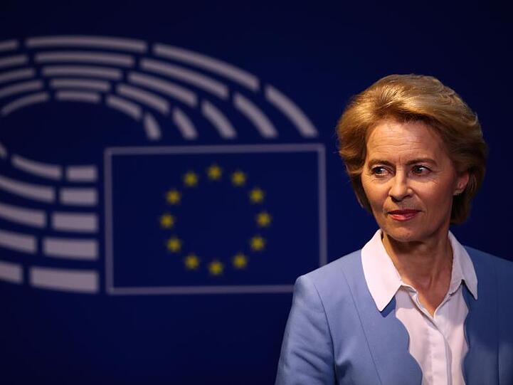 Mit neuen Zusagen hat Ursula von der Leyen am Tag vor der geplanten Wahl zur Präsidentin der EU-Kommission um Unterstützung geworben.