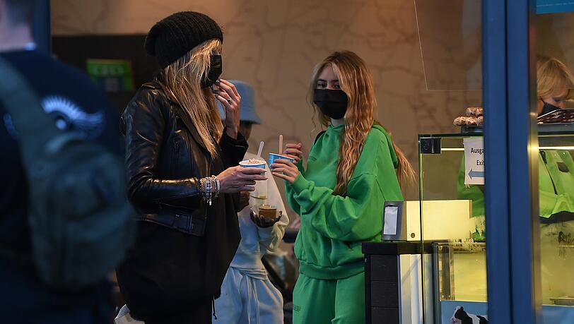 Heidi Klum mit Tochter Leni in Berlin.