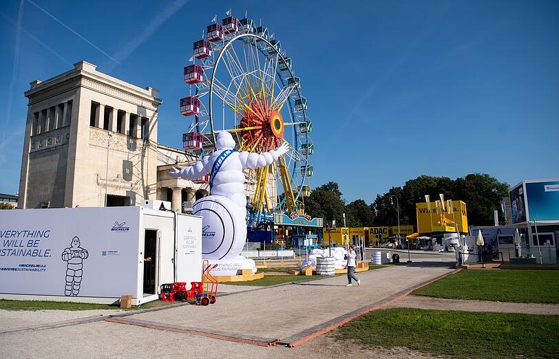 Vor dem Riesenrad hatten zuvor Michelin und ADAC ihre IAA-Messestände, die sind nun weggeräumt.