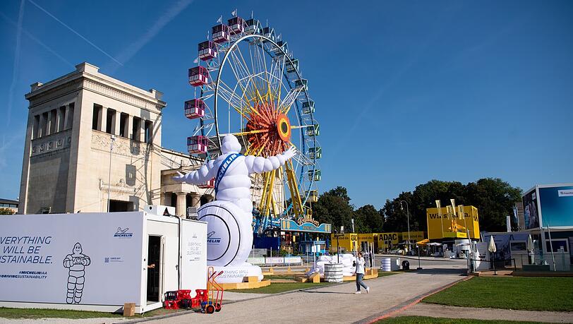 Vor dem Riesenrad hatten zuvor Michelin und ADAC ihre IAA-Messestände, die sind nun weggeräumt. Vor dem Riesenrad hatten zuvor Michelin und ADAC ihre IAA-Messestände, die sind nun weggeräumt.
