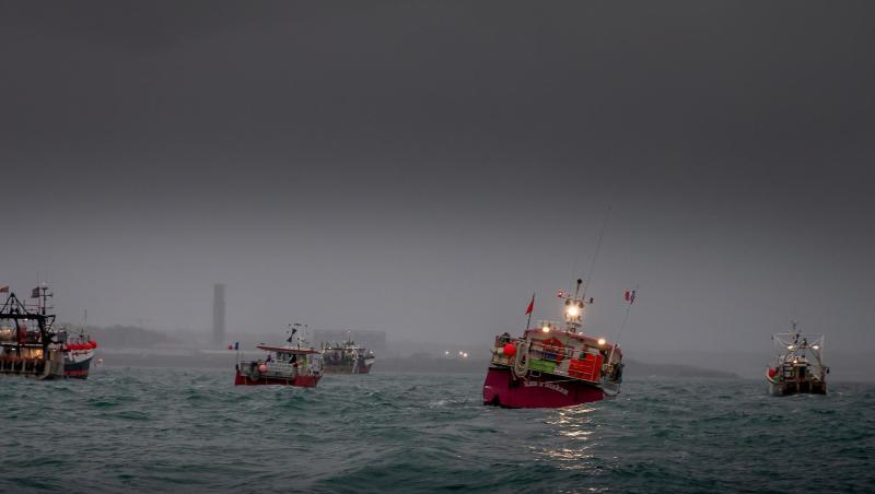 Französische Fischereifahrzeuge protestieren vor dem Hafen von St. Helier im Streit um Fischereirechte nach dem Brexit.