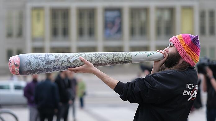 Nicht alle Kiffer in München halten sich an die neuen Cannabis-Regeln.