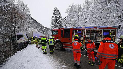 Einsatzkr&auml;fte zogen den Sattelzug nach dem Vorfall am Montagmorgen wieder auf die Stra&szlig;e.