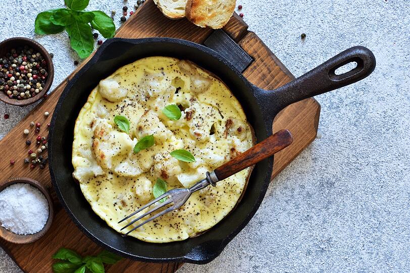 Auch zu einer Frittata l&auml;sst sich Blumenkohl - gerne auch gemeinsam mit Romanesco - sehr lecker verarbeiten. Nachdem Sie die Kohlst&uuml;cke mit Knoblauch und Zwiebeln in der Pfanne angebraten haben, Eier, Sojacreme oder Seidentofu zusammengemischt mit geriebenem K&auml;se und gehacktem Schnittlauch hinzuf&uuml;gen. Im letzten Schritt die Frittata im Ofen fertig backen.