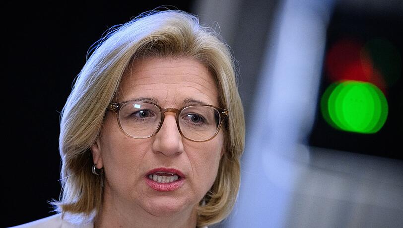 "Manuela Schwesigs Aufholjagd ist genauso wie das hohe AfD-Ergebnis ein Signal, das Berlin jetzt verstehen muss", sagt Rehlinger. (Archivbild) "Manuela Schwesigs Aufholjagd ist genauso wie das hohe AfD-Ergebnis ein Signal, das Berlin jetzt verstehen muss", sagt Rehlinger. (Archivbild)