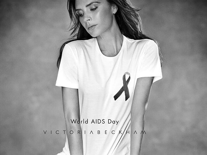 Victoria Beckham verkauft selbstentworfene T-Shirts für den guten Zweck