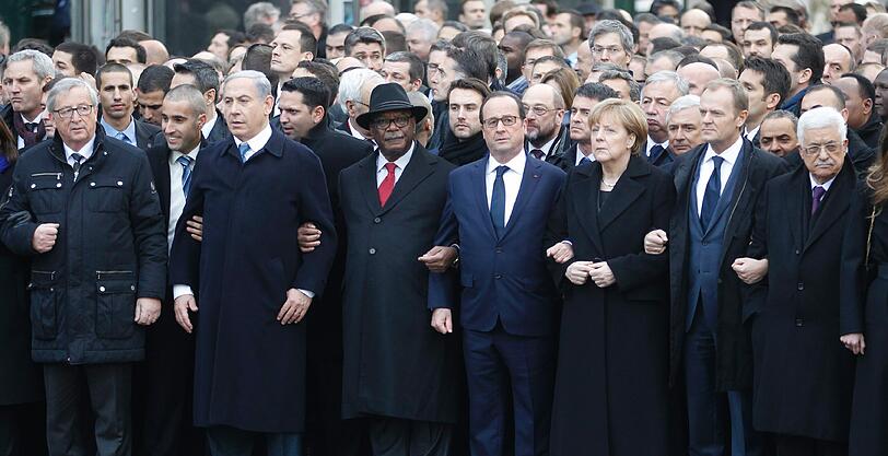 Tränen, Wut, grenzenlose Trauer: Angehörige und Freunde beim Solidaritätsmarsch gegen den Terror und im Gedenken an die 12 Opfer der Anschläge und Geiselnahmen in Paris. Die bewegenden Bilder...