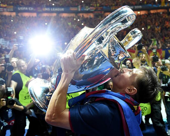 Ausgelassen feiert der FC Barcelona feiert seinen 3:1-Sieg über Juventus Turin in Champions-League. Die Bilder der Fußball-Party.