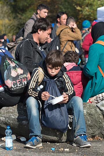 Der Zustrom von Flüchtlingen an der österreichisch-deutschen Grenze reißt nicht ab.
