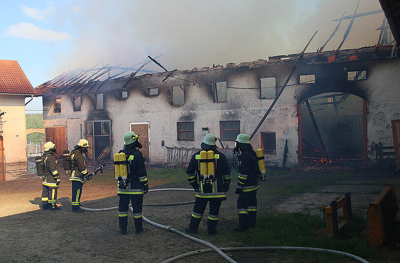 Großeinsatz der Feuerwehr am Donnerstagnachmittag: In Lafering brannte ein großes Stallgebäude komplett aus, der Sachschaden ist enorm. Die Bilder.