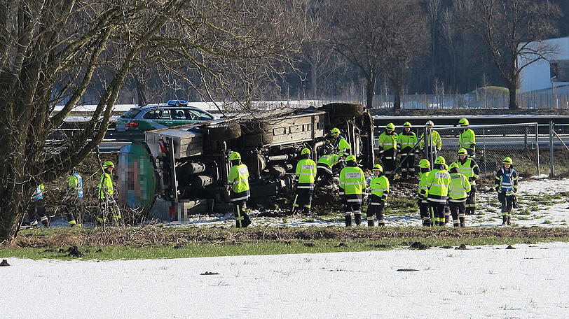 Der Milchtransporter kam von der Autobahn ab und stürzte um.