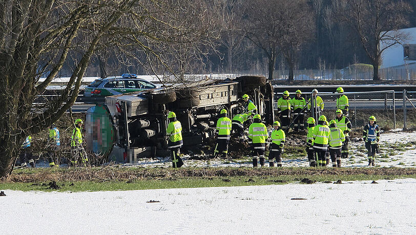 Der Milchtransporter kam von der Autobahn ab und stürzte um. Der Milchtransporter kam von der Autobahn ab und stürzte um.