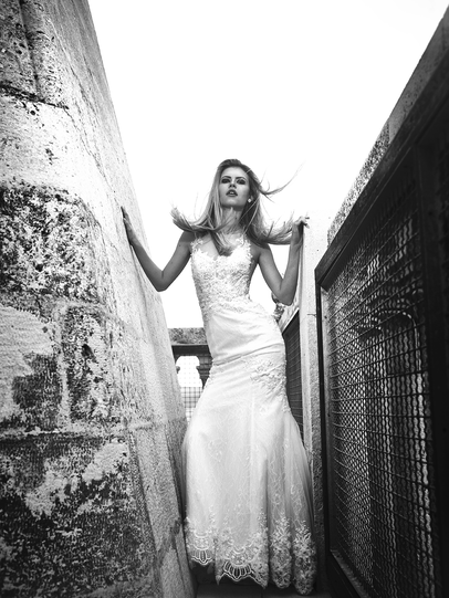 Katharina in einem Kleid von "White Silhouette".