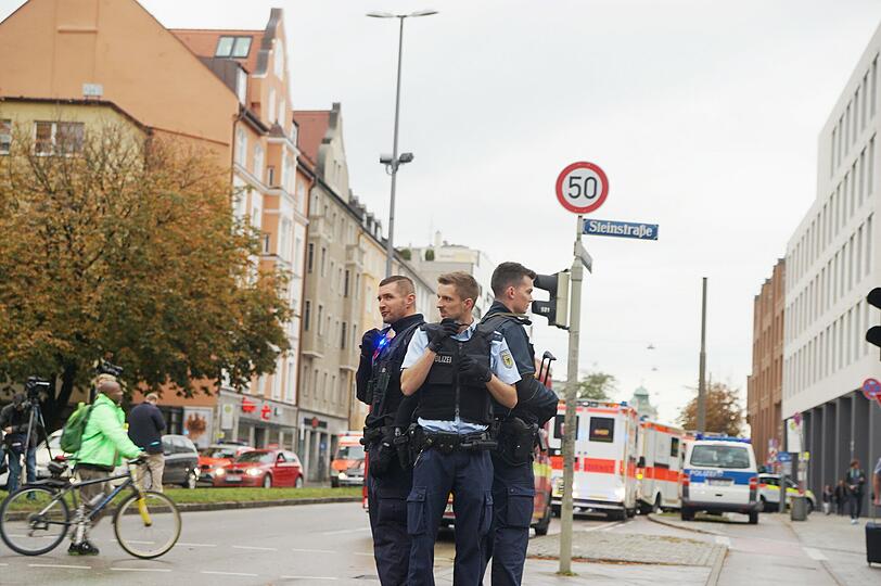 Die Bilder vom Polizeieinsatz nach der Messerattacke am Rosenheimer Platz.