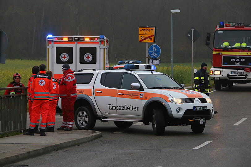 In Pürten bei Waldkraiburg wurde am Freitagmorgen ein Auto im Inn treibend gesichtet. Die Bilder vom Einsatz.