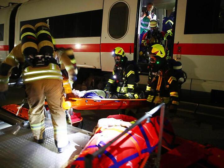Einsatzkräfte retten bei einer Notfallübung "Verletzte" aus einem ICE-Zug im Fleckberg-Tunnel. Foto: Bodo Schackow