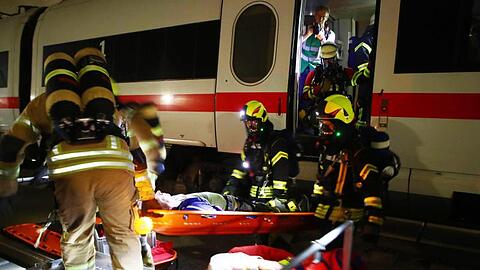 Einsatzkräfte retten bei einer Notfallübung "Verletzte" aus einem ICE-Zug im Fleckberg-Tunnel. Foto: Bodo Schackow
