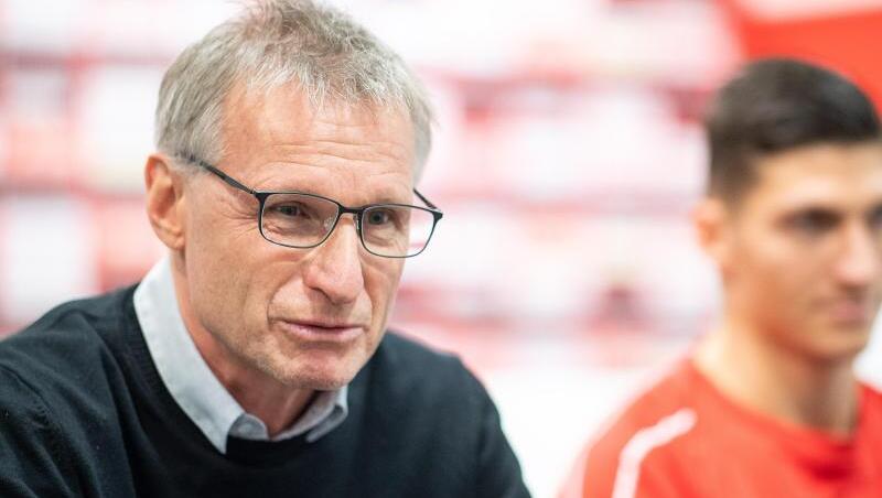 Kaufte für die Rückrunde fleißig ein: VfB-Sportvorstand Michael Reschke (l).