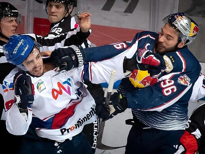 Mannheims Phil Hungerecker (M) und Andreas Eder (Mitte rechts) von Red Bull München geraten in einen Streit.