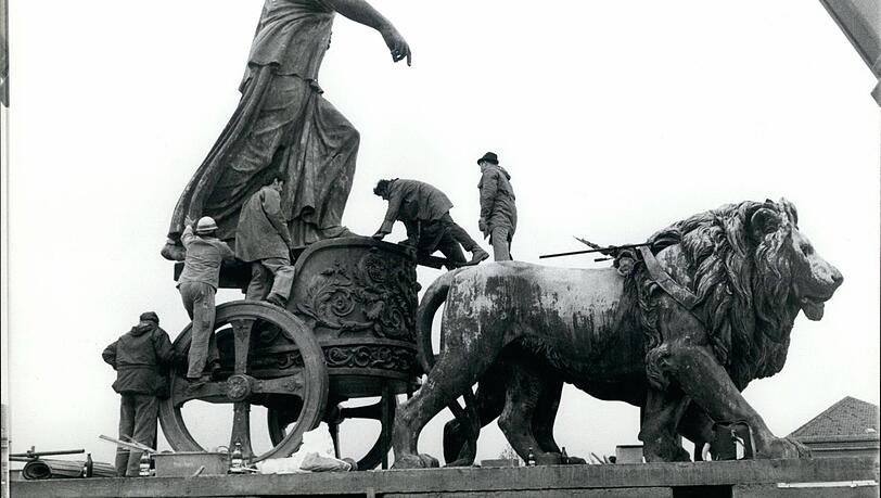 5. Mai 1972: Die Quadriga wird aufs Siegestor gehievt. 5. Mai 1972: Die Quadriga wird aufs Siegestor gehievt.