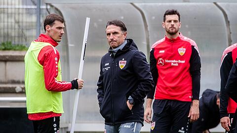 Leitete einen Tag nach dem 0:3 bei Union Berlin das VfB-Training: Bruno Labbadia (M).