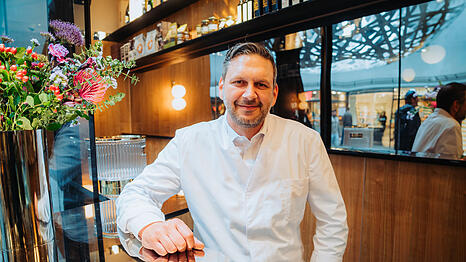 Nagelneu und blitzeblank ist der Bartresen im Bravo Centro. Emanuel Petaccia hat zuvor schon im Feinkostladen Farnetani gearbeitet. Jetzt freut er sich, dass er seine Gäste den ganzen Tag über bewirten kann.
