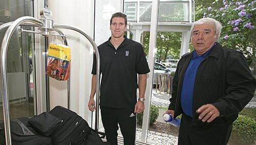 Willkommen in München: Kenny Cooper mit Papa Kenny Senior. Willkommen in München: Kenny Cooper mit Papa Kenny Senior.
