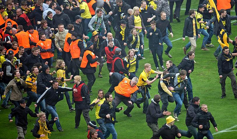 Nach dem Spiel gegen Freiburg gab es für die Dortmunder Fans kein Halten mehr.
