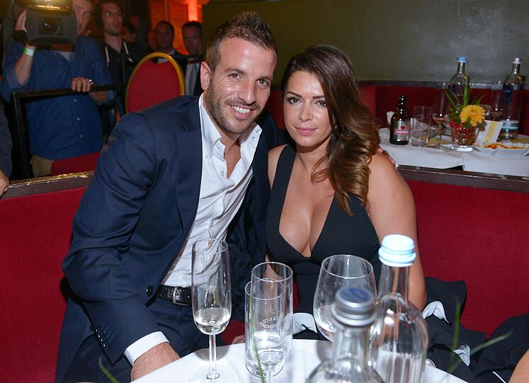 Erster öffentlicher Auftritt von Rafael van der Vaart und Sabia Boularouz: Bei der Nacht der Legenden im Schmidts Tivoli in Hamburg zeigte sich der HSV-Kapitän erstmals offiziell mit seiner neuen Freundin. Pikant: Letztes Jahr war van der Vaart mit Noch-Ehefrau Sylvie auf der Gala. Die AZ zeigt die besten Bilder!
