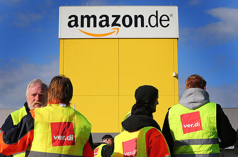 Streikende Amazon-Beschäftigte am Amazon-Standort in Graben bei Augsburg.