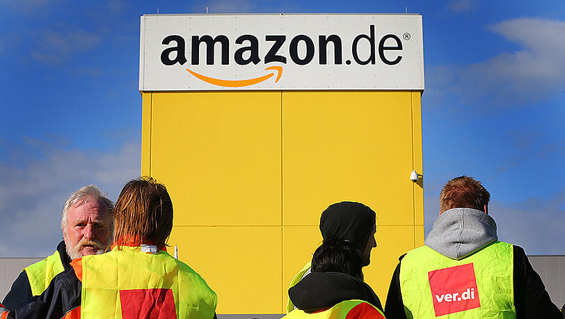 Streikende Amazon-Beschäftigte am Amazon-Standort in Graben bei Augsburg. Streikende Amazon-Beschäftigte am Amazon-Standort in Graben bei Augsburg.