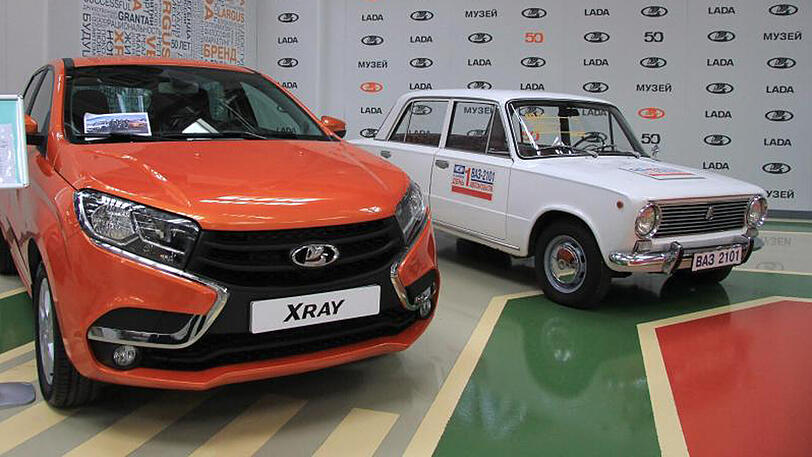 Der erste (r) und der neueste Lada im Lada-Museum in der Nähe des im Werks des russischen Autobauers Avtovaz in der Wolgastadt Togliatti.
