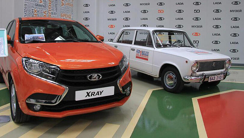 Der erste (r) und der neueste Lada im Lada-Museum in der Nähe des im Werks des russischen Autobauers Avtovaz in der Wolgastadt Togliatti. Der erste (r) und der neueste Lada im Lada-Museum in der Nähe des im Werks des russischen Autobauers Avtovaz in der Wolgastadt Togliatti.