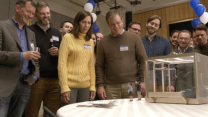 Kristen Wiig (Mitte, links) als Audrey Safranek und Matt Damon (Mitte, rechts) als Paul Safranek in einer Szene der Öko-Komödie "Downsizing", der heute die 74. Ausgabe des Filmfest Venedig eröffnet.